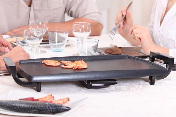 plancha-de-asar-en-mesa-comerdor